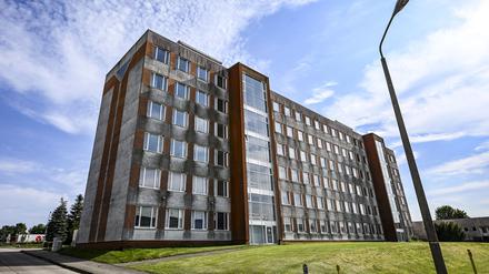 Dieses ehemaliges Bürogebäude in einem Prenzlauer Gewerbegebiet soll nach dem Willen des Kreistags eine Flüchtlingsunterkunft werden.