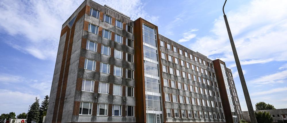 Dieses ehemalige Bürogebäude in einem Prenzlauer Gewerbegebiet soll nach dem Willen des Kreistags eine Flüchtlingsunterkunft werden. 