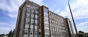 Dieses ehemaliges Bürogebäude in einem Prenzlauer Gewerbegebiet soll nach dem Willen des Kreistags eine Flüchtlingsunterkunft werden. 