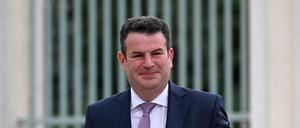 Arbeits- und Sozialminister Hubertus Heil trifft im Schloss Meseberg ein.