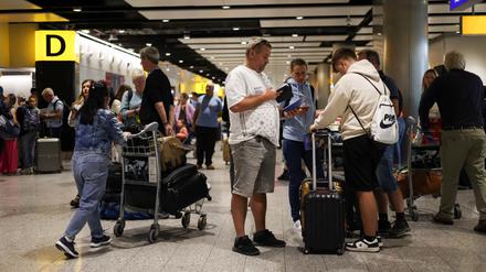 Gestrandete Urlauber stehen in Heathrow.