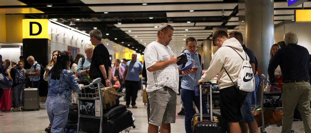 Gestrandete Urlauber stehen in Heathrow.