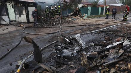 Feuerwehrleute kämpfen gegen die Nachwirkungen des russischen Angriffs auf Kiew.