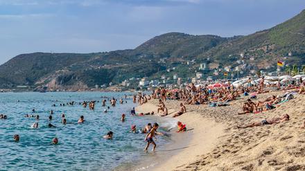 Viele Erwachsene und Kinder am Kleopatra-Strand in Alanya (Symbolbild).