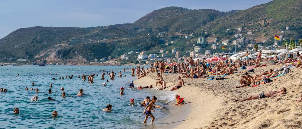 Viele Erwachsene und Kinder am Kleopatra-Strand in Alanya (Symbolbild).