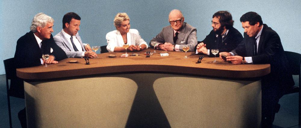 1953 brachte Werner Höfer (3.v.r.) den „Internationalen Frühschoppen“ ins westdeutsche Fernsehen. 