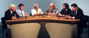 1953 brachte Werner Höfer (3.v.r.) den „Internationalen Frühschoppen“ ins westdeutsche Fernsehen. 
