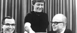 Männer diskutieren, Frauen bedienen. In der Anfangszeit des „Internationalen Frühschoppens“ mit Werner Höfer als Moderator waren die Rollen klar verteilt. 