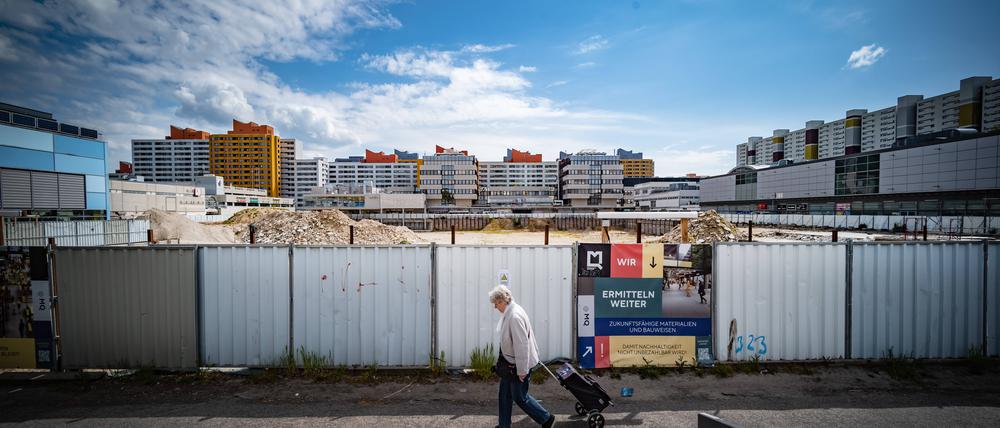 Berlin Reinickendorf OT Märkisches Viertel MV der Zentrale Ort Märkisches Zentrum wird umgestaltet - 19.05.2023 Berlin *** Berlin Reinickendorf OT Märkisches Viertel MV the central location Märkisches Zentrum is being redesigned 19 05 2023 Berlin