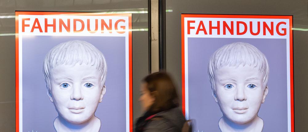 Eine Frau geht am 05.01.2023 am Ostbahnhof in München an einem digitalen Fahndungsplakat vorbei.