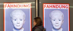 Eine Frau geht am 05.01.2023 am Ostbahnhof in München an einem digitalen Fahndungsplakat vorbei.
