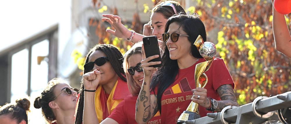 Ausgelassen feierten die Spanierinnen ihren WM-Triumph. Der Kuss-Vorfall galt zu dem Zeitpunkt offenbar noch als lustig.