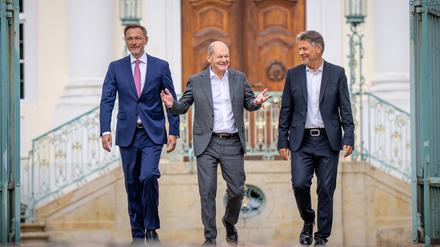 Bundeskanzler Olaf Scholz (SPD, M.), Christian Lindner (FDP, l.), Bundesminister der Finanzen,und Robert Habeck (Bündnis 90/Die Grünen), Bundesminister für Wirtschaft und Klimaschutz, kommen zum Pressesstatement nach der Halbzeitklausur des Bundeskabinetts vor Schloss Meseberg. 