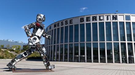 Der „Wertgigant“ aus Recyclingmaterial macht sich auf den Weg in die Ifa-Halle 2.2., wo es um Nachhaltigkeit geht. 