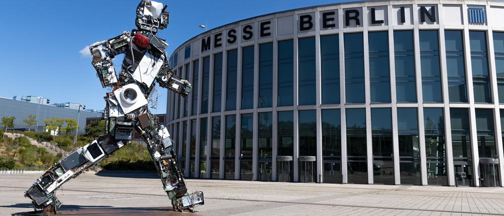 Ein sogenannter Wertgigant aus gebrauchten Elektroteilen steht auf der Ifa für das große Thema Nachhaltigkeit.  
