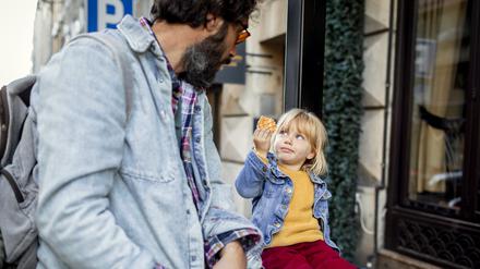 Mit Papa in der Stadt, und dann zahlt der auch den Snack: Das Unterhaltsrecht soll Umstände wie diesen künftig besser berücksichtigen.