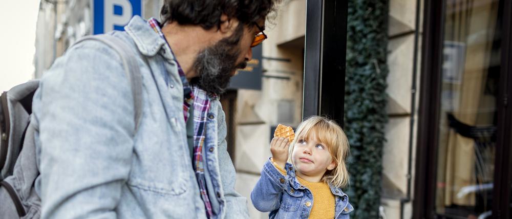 Mit Papa in der Stadt, und dann zahlt der auch den Snack: Das Unterhaltsrecht soll Umstände wie diesen künftig besser berücksichtigen.