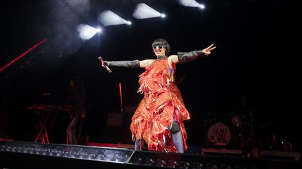 Frontfrau Karen O der Band Yeah Yeah Yeahs in Action in der Berliner Columbiahalle. 
