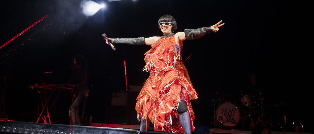 Frontfrau Karen O der Band Yeah Yeah Yeahs in Action in der Berliner Columbiahalle.