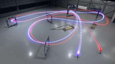 Die Künstliche Intelligenz namens „Swift“ steuerte eine Drohne schneller durch einen Hindernisparcours als Menschen.