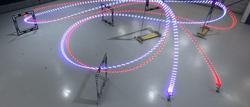 Die Künstliche Intelligenz namens „Swift“ steuerte eine Drohne schneller durch einen Hindernisparcours als Menschen.