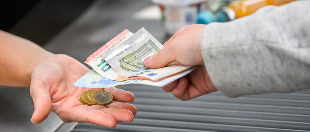 Die Preise im Supermarkt sind gestiegen, ebenso die Energiekosten.