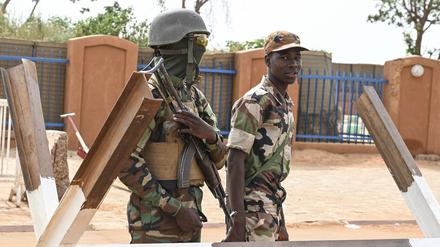 Soldaten des National Council of Safeguard of the Homeland (CNSP) im Niger stehen vor dem französischen Stützpunkt in Niamey