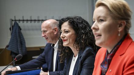 Der Regierende Kai Wegner, Arbeitssenatorin Cansel Kiziltepe und Wirtschaftssenatorin Franziska Giffey.