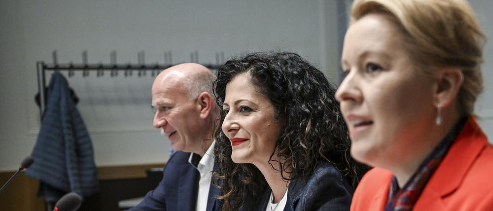 Der Regierende Kai Wegner, Arbeitssenatorin Cansel Kiziltepe und Wirtschaftssenatorin Franziska Giffey.