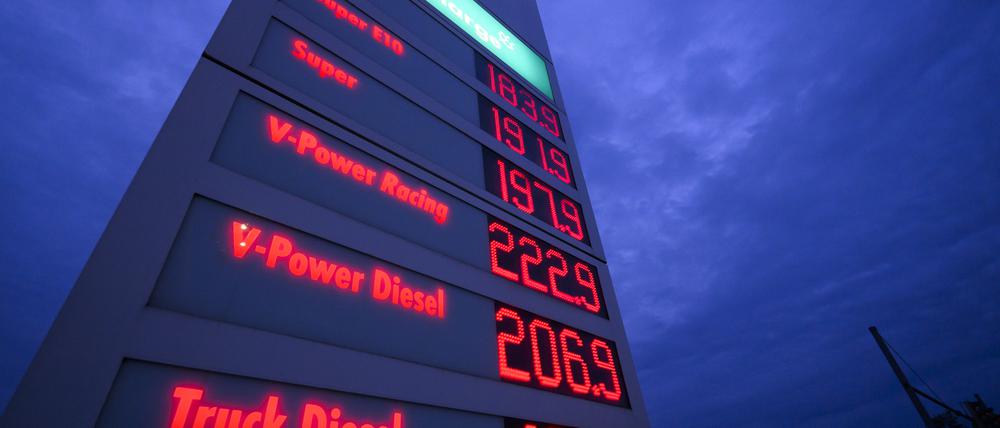 Spritpreise leuchten auf der Anzeigetafel einer Tankstelle in der Region Hannover, Niedersachsen.