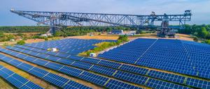 Besucherbergwerk F60 Lichterfeld DEU/Deutschland/Brandenburg/Lichterfeld, 07.06.2023, Besucherbergwerk F60 Lichterfeld, Blick auf die ehemalige Foerderbruecke F60, heute Besucherbergwerk am Rande des Bergheider Sees mt Solarpark im Vordergrund. *** Visitors mine F60 Lichterfeld DEU Germany Brandenburg Lichterfeld, 07 06 2023, visitors mine F60 Lichterfeld, view to the former conveyor bridge F60, today visitors mine at the edge of the Bergheider lake mt solar park in the foreground AF_Lichterfeld_44998.jpeg
solar0815