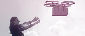 Eine Person empfängt ein Paket per Drohnenlieferung.