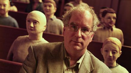 Brewster Kahle, der Gründer des Internet Archive sitzt vor Keramikfiguren, die seinen Mitarbeitern nachempfunden sind. In der ehemaligen Kirche in San Francisco stehen heute Server.