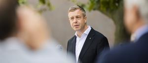 26.08.2023, Berlin: Stefan Evers (CDU), Berliner Bürgermeister und Senator für Finanzen, spricht bei einer Kranzniederlegung im Rahmen der Auftaktveranstaltung des Bundes der Vertriebenen zum «Tag der Heimat» am zentralen Mahnmal der deutschen Heimatvertriebenen auf dem Theodor-Heuss-Platz. Foto: Christoph Soeder/dpa +++ dpa-Bildfunk +++