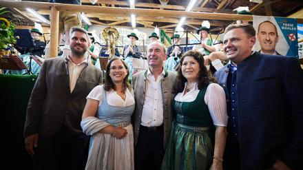 Hubert Aiwanger steht am Politischen Abend auf dem Herbstfest Steinbrünning mit Daniel Längst (l-r), Sabrina Stutz, Brigitte Rudholzer und Michael Koller, Land- und Bezirkstagkandidaten der Freien Wähler, zusammen. Die Freien Wähler präsentieren ihr Wahlprogramms und stellen die Land- und Bezirkstagskandidaten vor. 