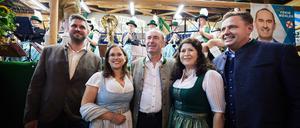 Hubert Aiwanger steht am Politischen Abend auf dem Herbstfest Steinbrünning mit Daniel Längst (l-r), Sabrina Stutz, Brigitte Rudholzer und Michael Koller, Land- und Bezirkstagkandidaten der Freien Wähler, zusammen. Die Freien Wähler präsentieren ihr Wahlprogramms und stellen die Land- und Bezirkstagskandidaten vor. 
