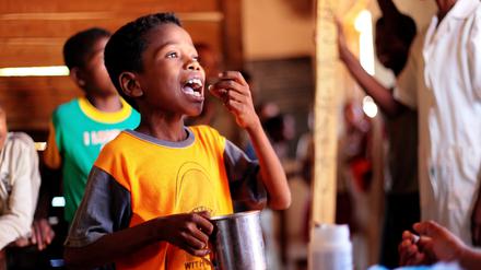 Noch immer bekommen zu wenige Kinder Medikamente gegen die tückische Wurmerkrankung Bilharziose, die Zehntausende tötet, vor allem in Afrika.