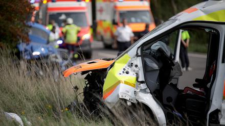 Ein verunfallter Krankenwagen steht an der Unfallstelle auf einer Straße zwischen Geslau und Colmberg im mittelfränkischen Landkreis Ansbach. 