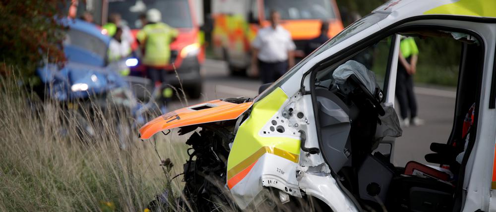 Ein verunfallter Krankenwagen steht an der Unfallstelle auf einer Straße zwischen Geslau und Colmberg im mittelfränkischen Landkreis Ansbach.