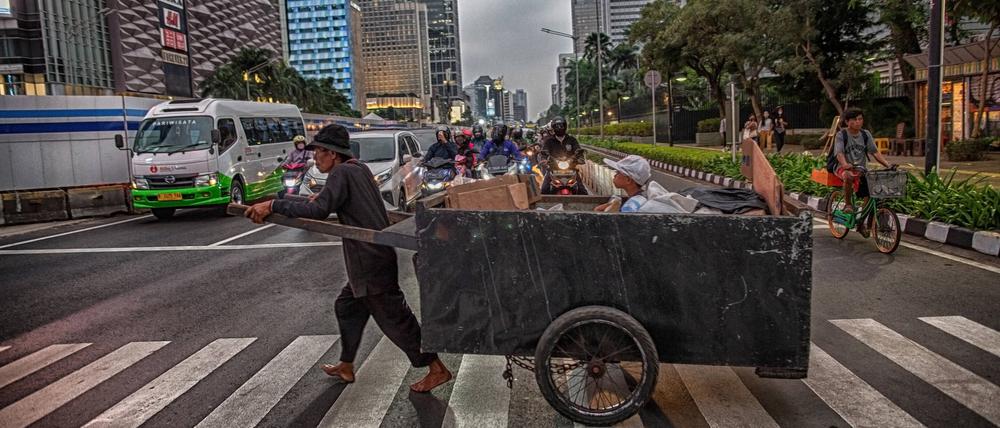 Straßenszene im zentralen Geschäftsviertel der indonesischen Hauptstadt Jakarta. Ab Dienstag informiert sich hier eine Delegation unter Leitung von Wirtschaftssenatorin Franziska Giffey (SPD).