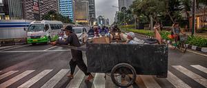 Straßenszene im zentralen Geschäftsviertel der indonesischen Hauptstadt Jakarta. Ab Dienstag informiert sich hier eine Delegation unter Leitung von Wirtschaftssenatorin Franziska Giffey (SPD).