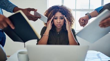 Stress, Überforderung, Mobbing, prekäre Arbeit – Wer am Arbeitsplatz dauerhaft überfordert ist, riskiert einen Burn-out.  