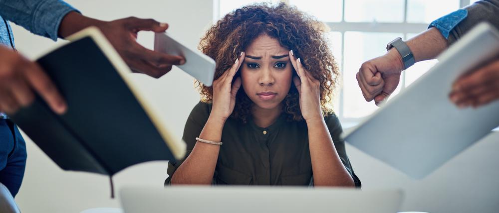 Stress, Überforderung, Mobbing, prekäre Arbeit – Wer am Arbeitsplatz dauerhaft überfordert ist, riskiert einen Burn-out.