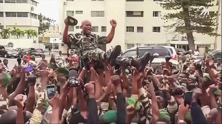 Soldaten tragen General Brice Clothaire Oligui Nguema. 
