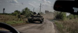Ukrainische Soldaten fahren einen Panzer in der Nähe des Dorfes Robotyne. 