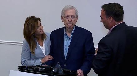 Der Republikaner Mitch McConnell im US-Senat scheint während eines öffentlichen Auftritts mehr als 30 Sekunden einzufrieren, bevor er weggeführt wurde.