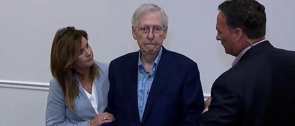 Der Republikaner Mitch McConnell im US-Senat scheint während eines öffentlichen Auftritts mehr als 30 Sekunden einzufrieren, bevor er weggeführt wurde.