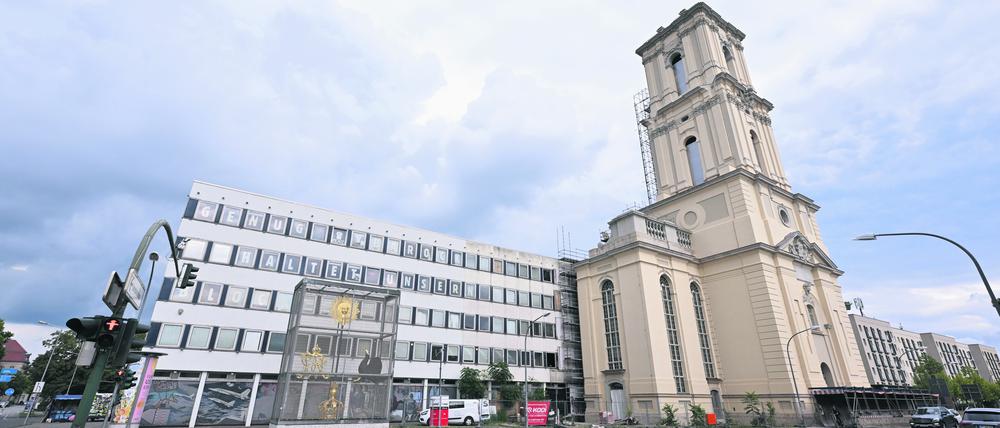 Das Rechenzentrum, daneben der Turm der Garnisonkirche.