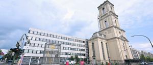 Das Rechenzentrum, daneben der Turm der Garnisonkirche.