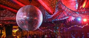 Symbolfoto, Spiegelkugel, Disko, tanzen, party, *** Symbol photo, mirror ball, disco, dance, party,